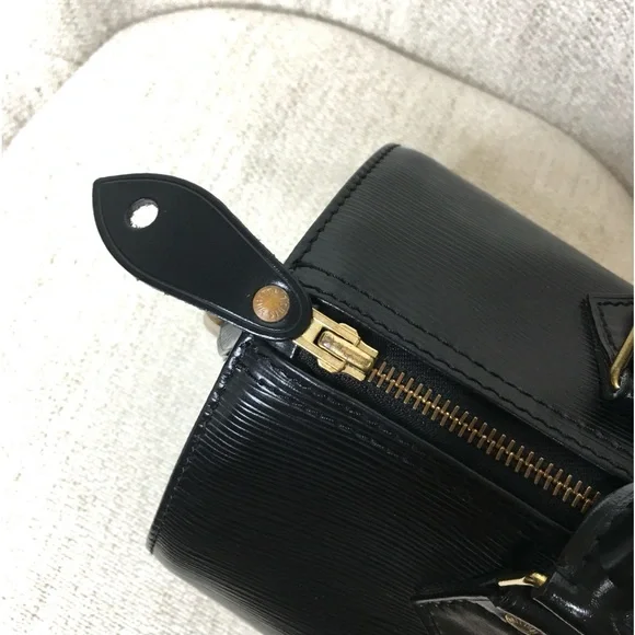 Authentic Louis Vuitton Epi black leather Speedy bag - Picture 14 of 16